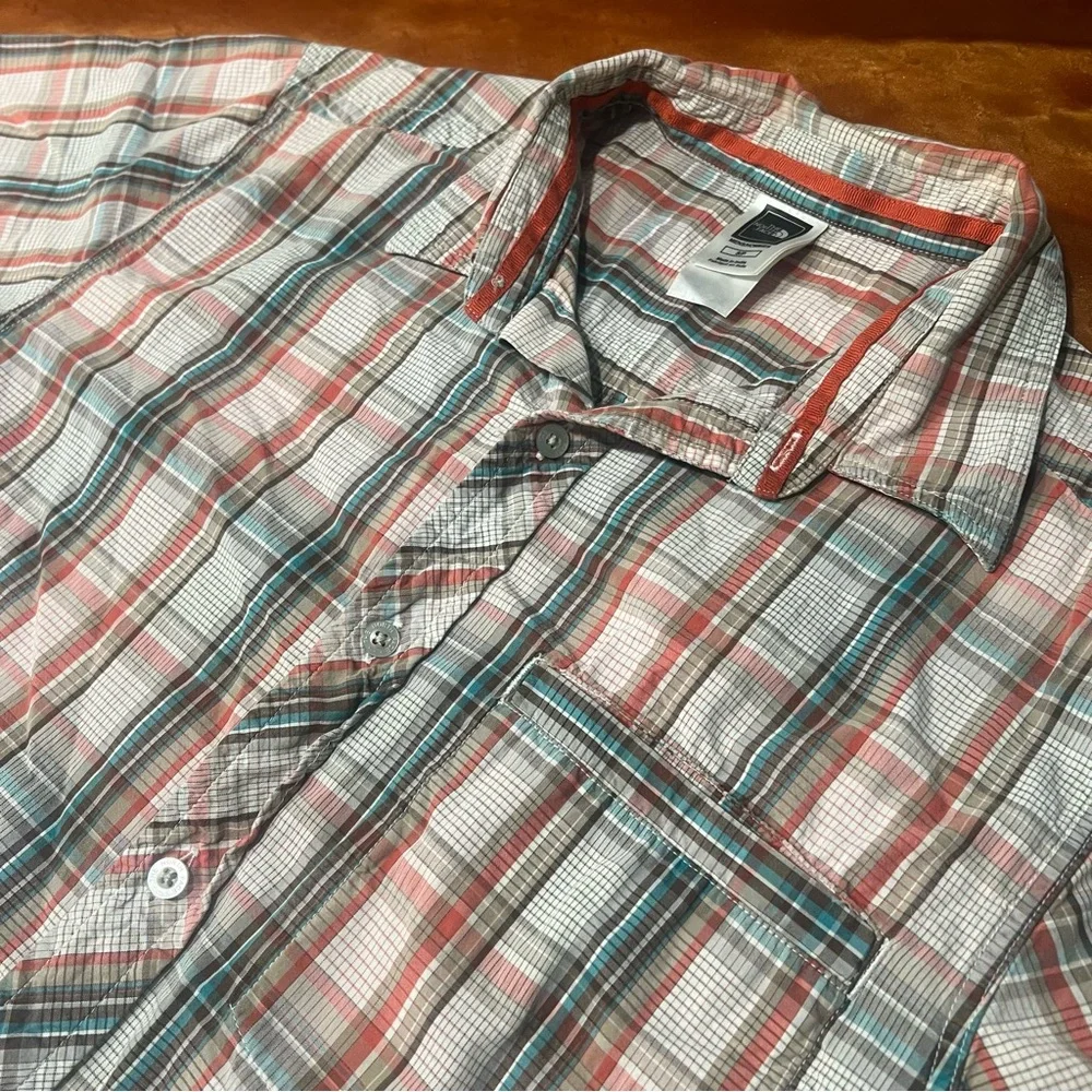 North Face plaid button down short sleeve shirt vented size small